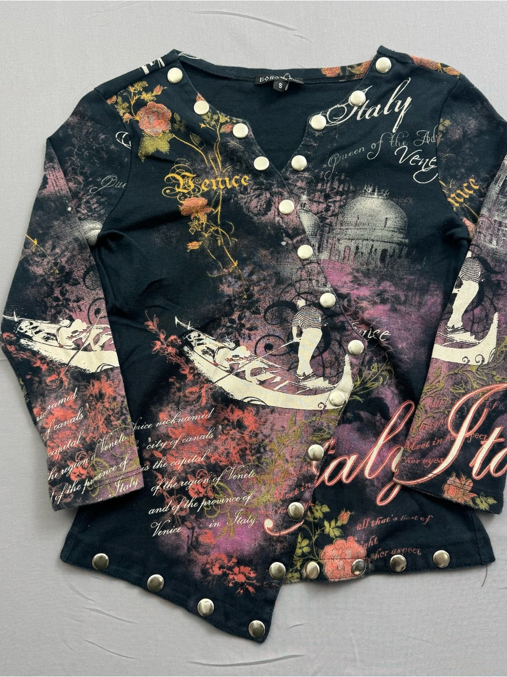 BOHO CHIC Italy Venice Graphic Print Button Accent V-Neck Long Sleeve Top S y2k